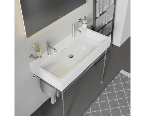 Moderne badkamer met witte wastafel op chromen frame