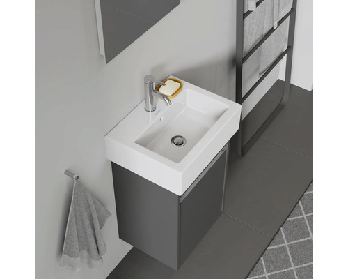 Badkamer met wastafel, kraan en handdoekhouder