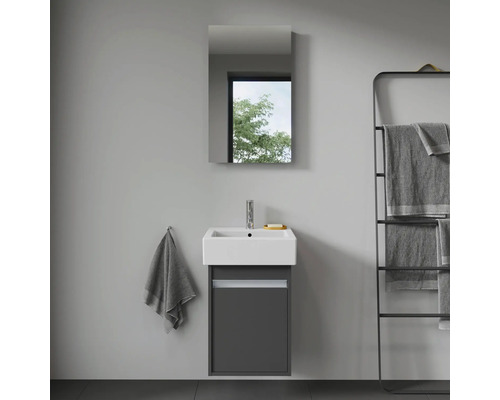 Badkamer met wastafel, spiegelkast en handdoekrek