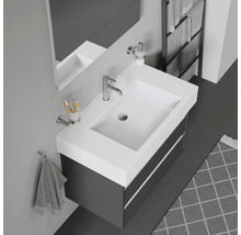 Moderne badkamer met wastafel, spiegel en handdoekenrek voor een stijlvolle uitstraling