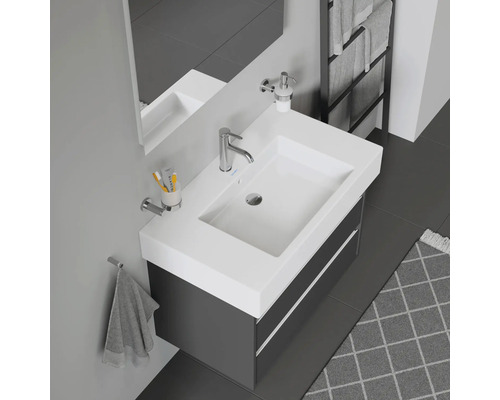 Moderne badkamer met wastafel, spiegel en handdoekenrek voor een stijlvolle uitstraling