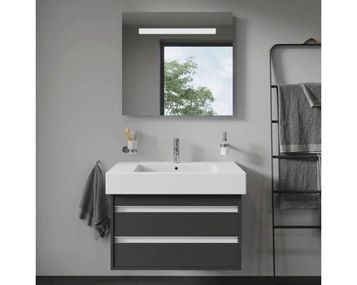 Moderne badkamer met wastafelonderkast, spiegel met verlichting en handdoekrek