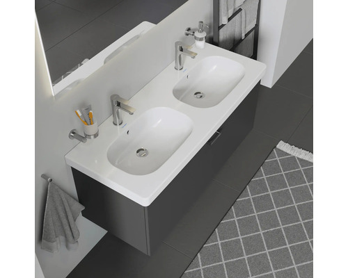 Badkamer met dubbele wastafel, kranen en grijze onderkast