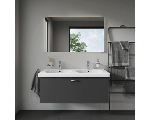 Moderne badkamer met dubbele wastafel, verlichte spiegel en handdoekenrek