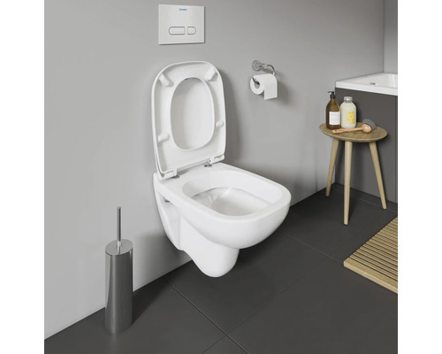 Wandcloset met diepe spoeling, open spoelrand en toiletzitting in een badkamer