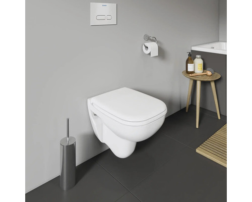 Wandhangend toilet met bedieningspaneel en toiletborstel in een badkamer