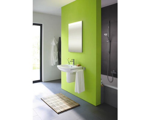 Badkamer met wastafel, spiegel en bad