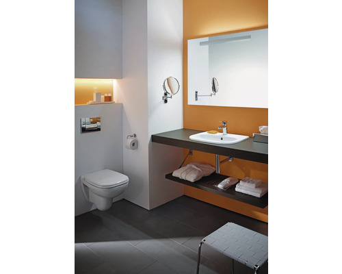 Badkamer met toilet, wastafel, spiegel en opbergruimte