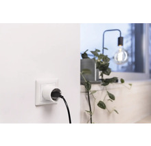 Stopcontactadapter met aangesloten kabel in een interieur