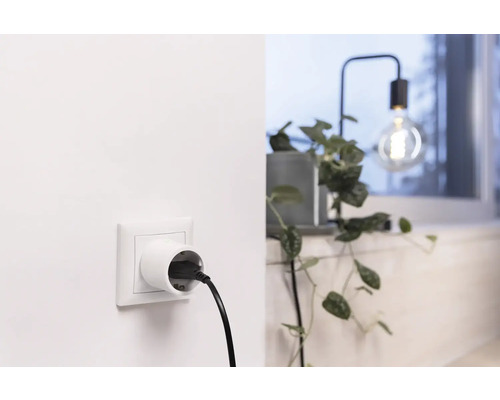 Stopcontactadapter met aangesloten kabel in een interieur