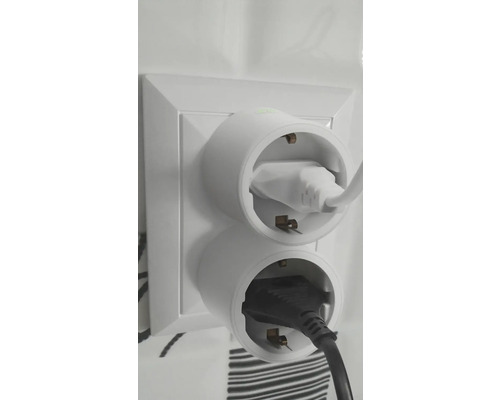 Twee stekkeradapters zijn aangesloten op een stopcontact