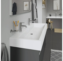 Moderne badkamer met dubbele wastafel, kranen en accessoires