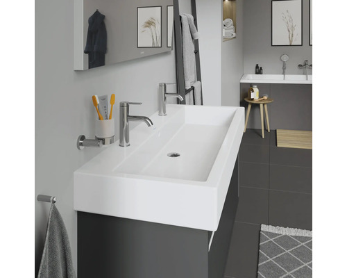 Moderne badkamer met dubbele wastafel, kranen en accessoires