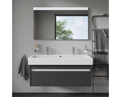 Moderne badkamer met wastafel, spiegel en handdoekhouder