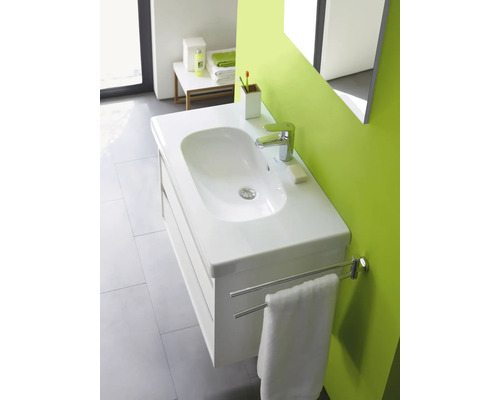 Moderne wastafel in de badkamer met onderkast en handdoekhouder