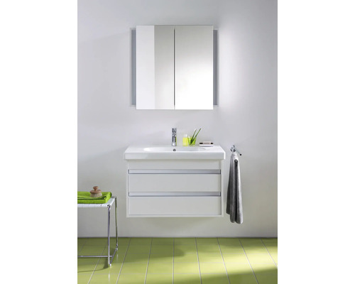 Badkamer met wastafelonderkast, spiegelkast en plank