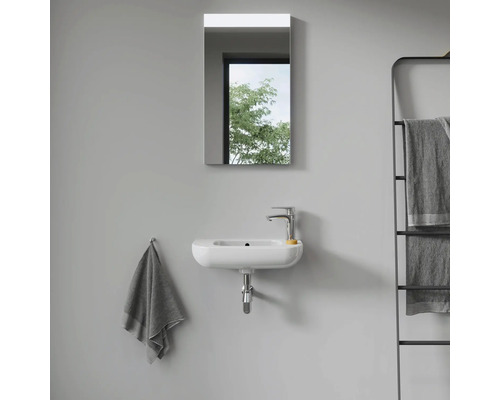 Moderne badkamer met wastafel, spiegel en handdoekenrek