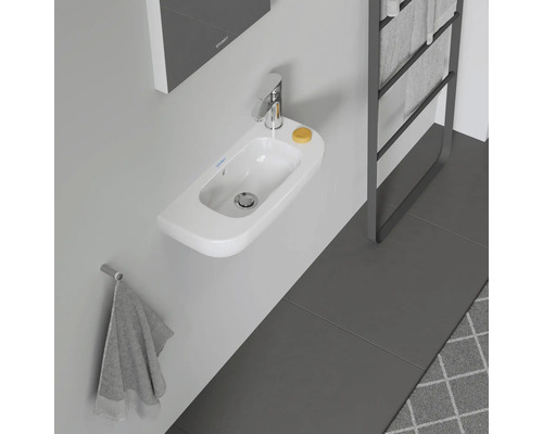 Moderne badkamer met wit bidet, handdoek en handdoekradiator
