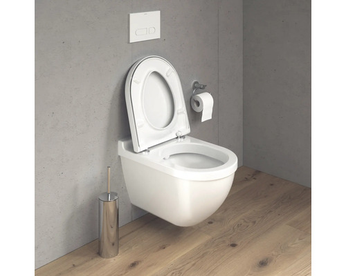 Hangtoilet met toiletborstel en papierhouder in de badkamer