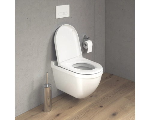 Wandcloset met open spoelrand, bedieningspaneel, toiletpapierhouder en toiletborstel