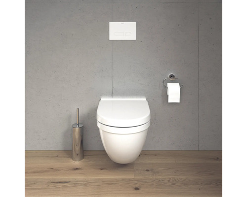 Scene met een wandcloset, een bedieningspaneel, een toiletpapierhouder en een toiletborstel.