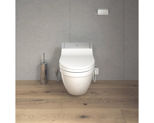 Witte douchewc met toiletborstel in de badkamer