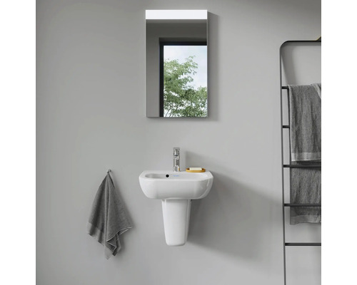 Moderne badkamer met wastafel, spiegel en handdoekenrek