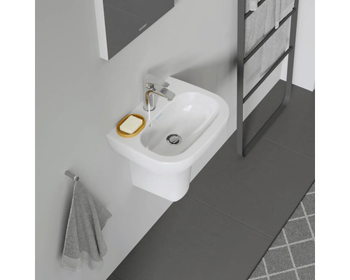 Bovenaanzicht van een badkamer met een wastafel, kraan en handdoekhouder