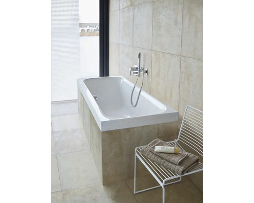 Lichte badkamer met ingebouwd ligbad, kraan en handdouche