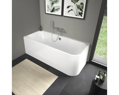 Elegante badkamer met rechthoekig bad en chromen kraan