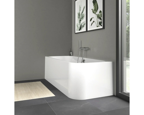 Moderne badkamer met vrijstaand bad en kraan