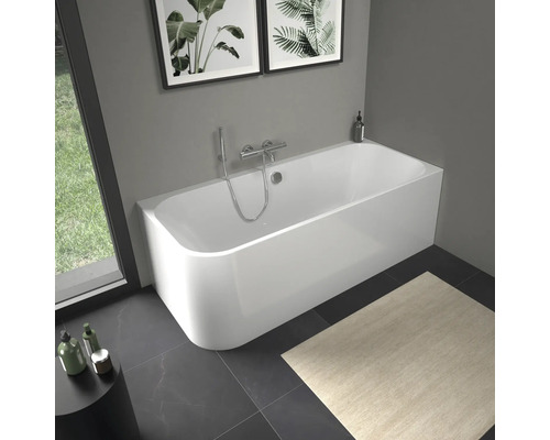 Witte badkuip met kraan in badkamer