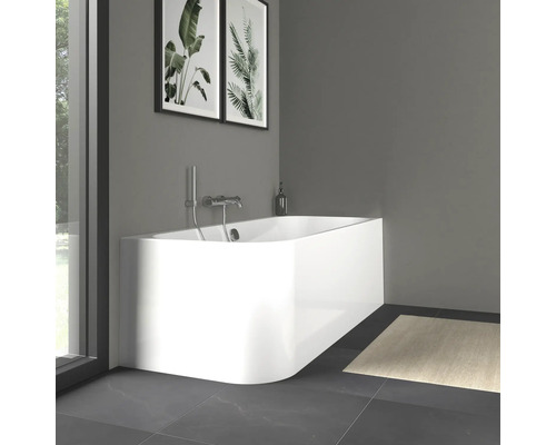 Moderne badkamer met vrijstaand bad, kraan en decoratie