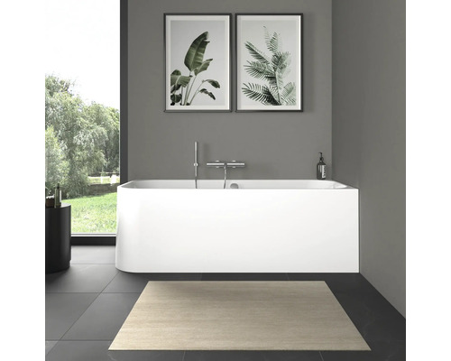 Moderne badkamer met vrijstaand bad, kraan en botanische prints.