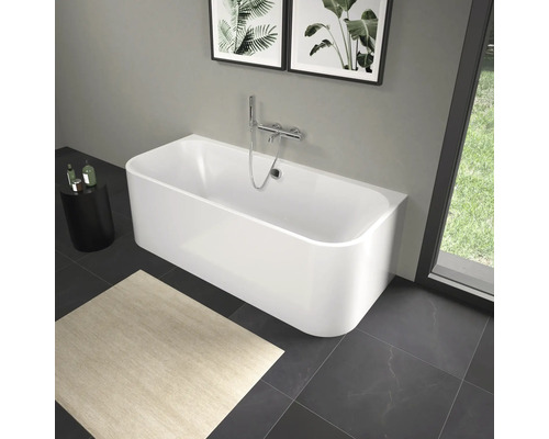 Vrijstaand bad met kraan en decoratie in badkamer