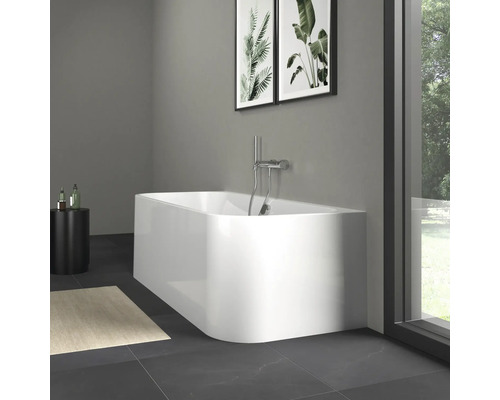 Vrijstaand bad met kraan in badkamer