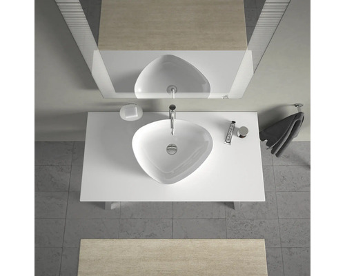 Bovenaanzicht van een badkamer met wastafel, spiegel en handdoek