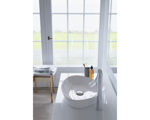 Moderne badkamer met opzetwastafel en kraan voor een raam.