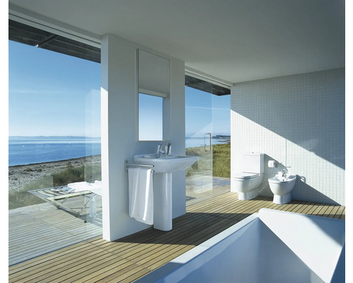 Badkamer met wastafel, toilet, bidet en ligbad in modern design