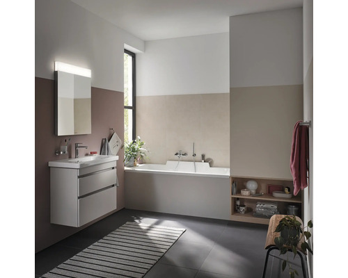 Moderne badkamer met wastafel, spiegel, bad en opbergvakken