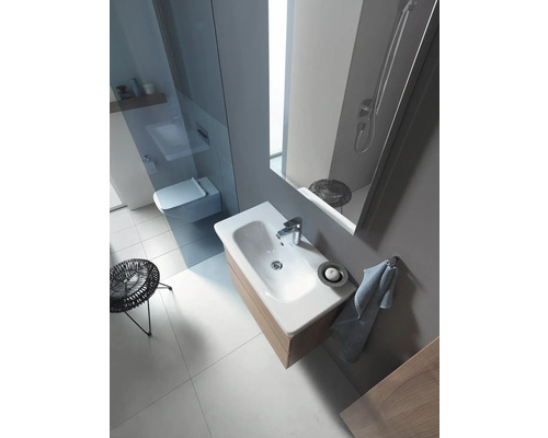 Badkamer met wastafel, toilet en douche