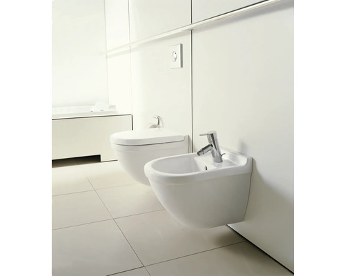 Badkamer met wandcloset en bidet met kraan