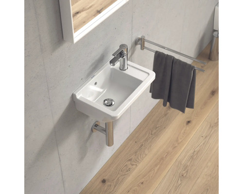 Moderne badkamer met kleine wastafel, kraan, handdoekrek en spiegel