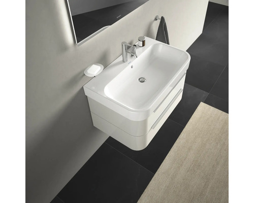 Moderne badkamer met witte wastafelonderkast, kraan en spiegel.