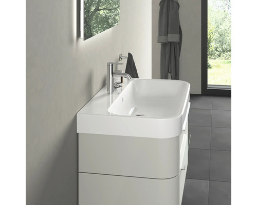 Badkamer wastafelmeubel met witte opzetwastafel en kraan