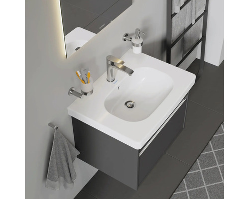 Wastafel met onderkast, kraan, zeepdispenser en handdoekhouder in de badkamer