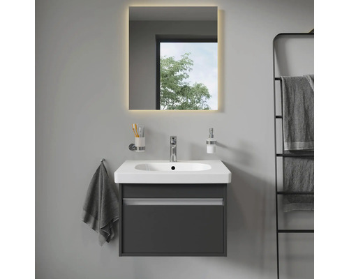 Badkamer met wastafelonderkast, spiegel met verlichting en handdoekhouder