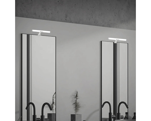 Twee badkamerspiegels met verlichting en armaturen.