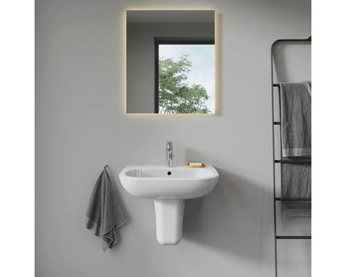 Moderne badkamer met wastafel, verlichte spiegel en handdoekradiator