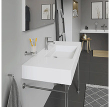 Moderne badkamer met witte wastafel, handdoekhouder en spiegel